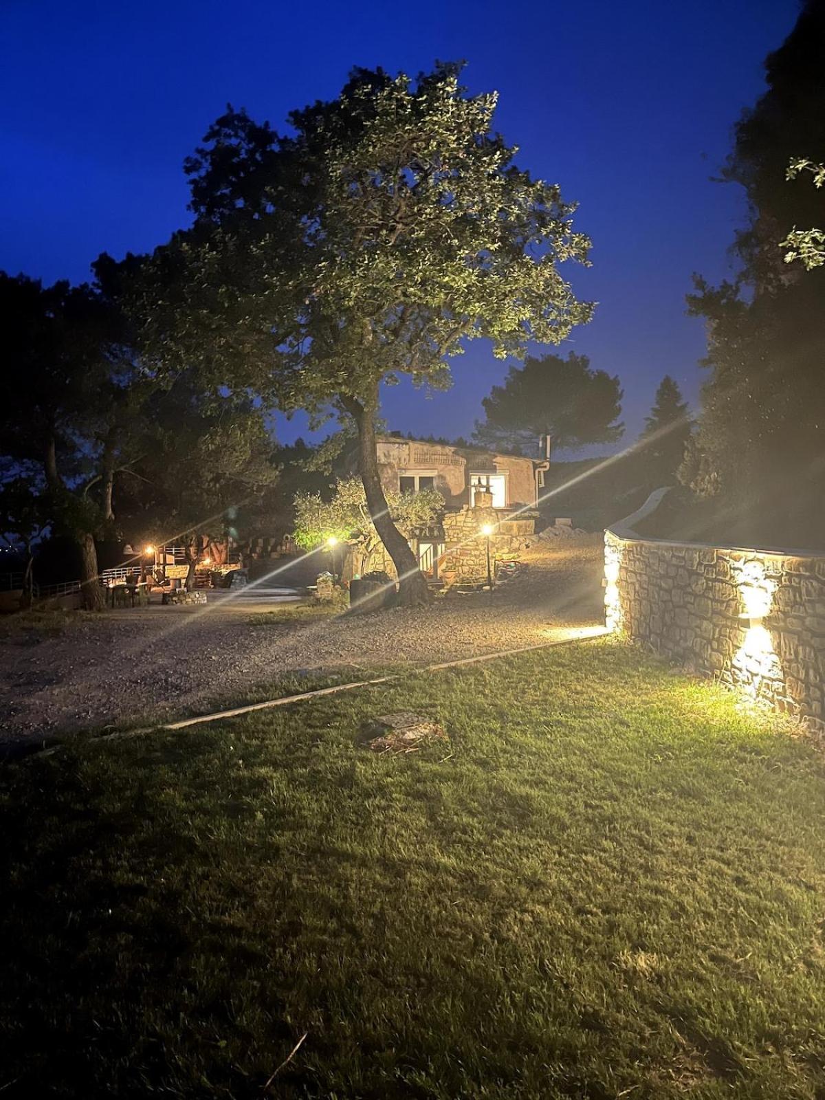 Le Castellas - Gite En Pleine Nature Montmirat Exterior photo